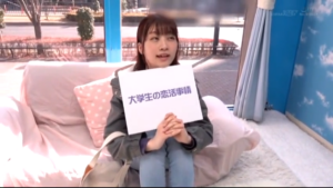 ミラー号で恋に落ちた大学生密室で燃え上がる甘い愛