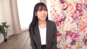 秘書の淫らな瞳に誘われ、童貞君のデカチンが暴発！生ハメ筆おろし